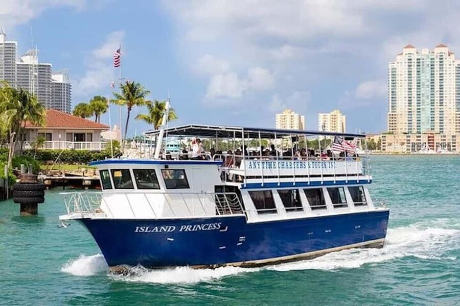 Miami Skyline Sightseeing Cruise and Millionaire Mansions - Star Island and the millionaire-home views