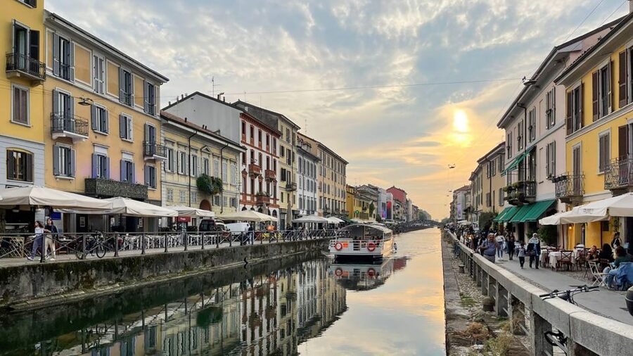 Milan: Navigli District Canal Boat Tour with Aperitivo - What comes with the aperitivo