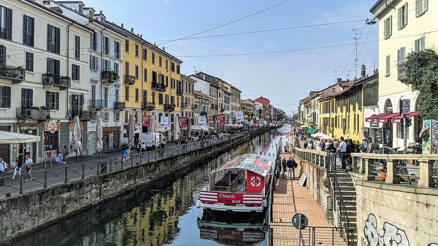 Milan: Navigli District Canal Boat Tour with Aperitivo - What the quiet atmosphere is really like