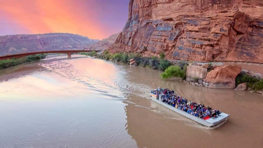 Moab: Colorado River Dinner Cruise with Music and Light Show - Key points to know before booking