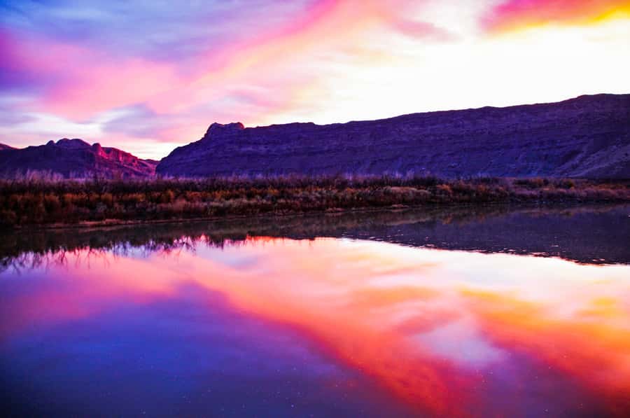 Moab: Colorado River Dinner Cruise with Music and Light Show - When the canyon wall becomes a screen