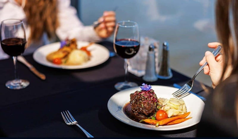 Montréal: 3 or 5-Course Dinner Cruise with DJ & Dancing - Five things to know before you book