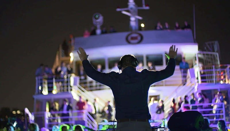 Montréal: 3 or 5-Course Dinner Cruise with DJ & Dancing - Boarding at the Grand Quai