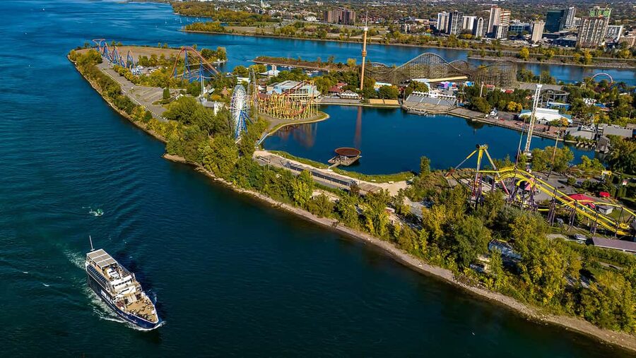 Montréal: Guided Sightseeing River Cruise - Old Port and the Clock Tower from the river