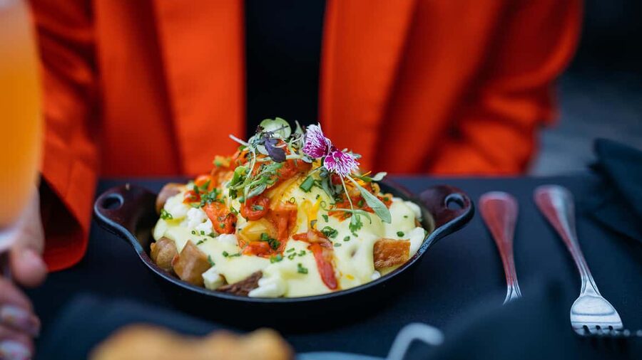 Montréal: Weekend River Brunch Cruise - The Signature option and window seating