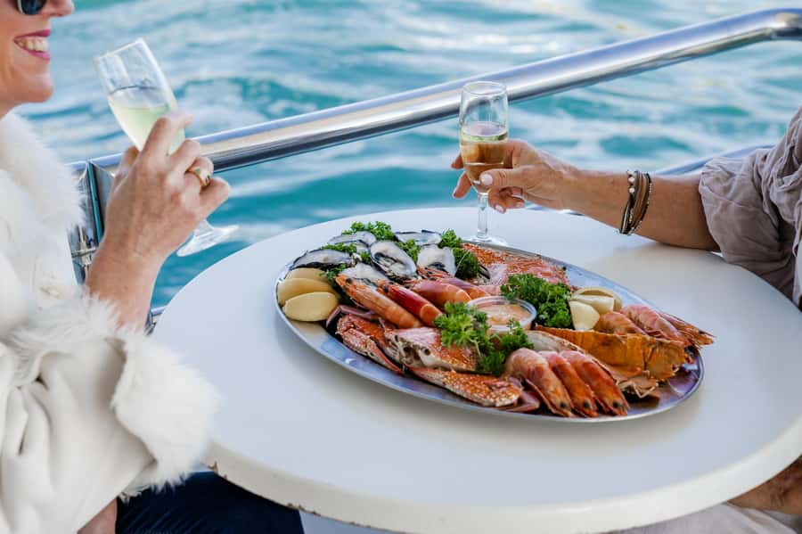Mooloolaba: Seafood Lunch Cruise - The bar and the pace of the afternoon