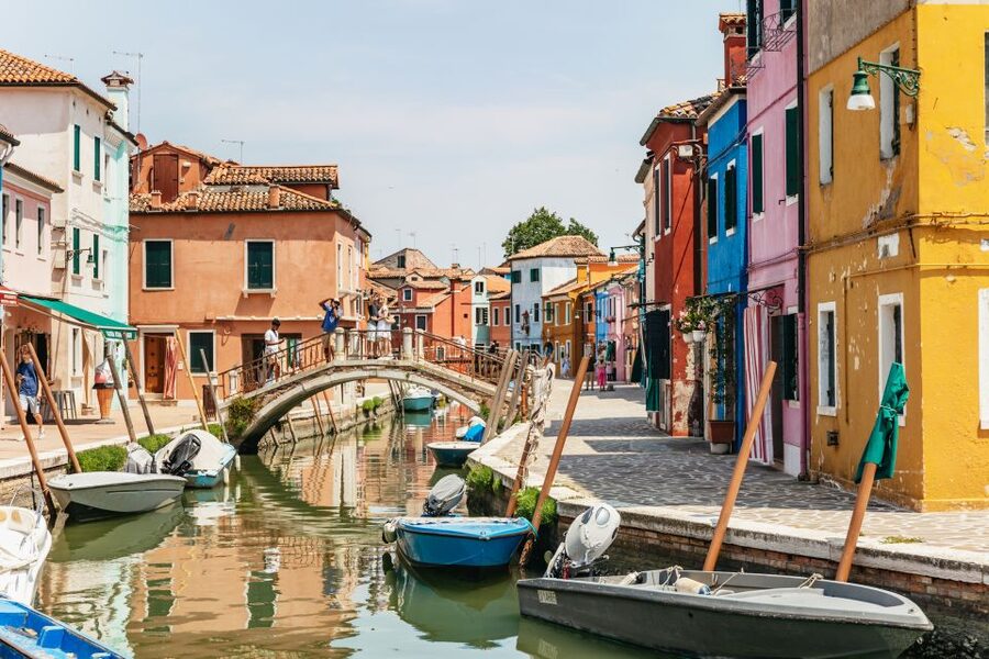 Murano & Burano: Boat Tour with Guide & Glass Factory Visit - What the guide adds, and where the tour is light