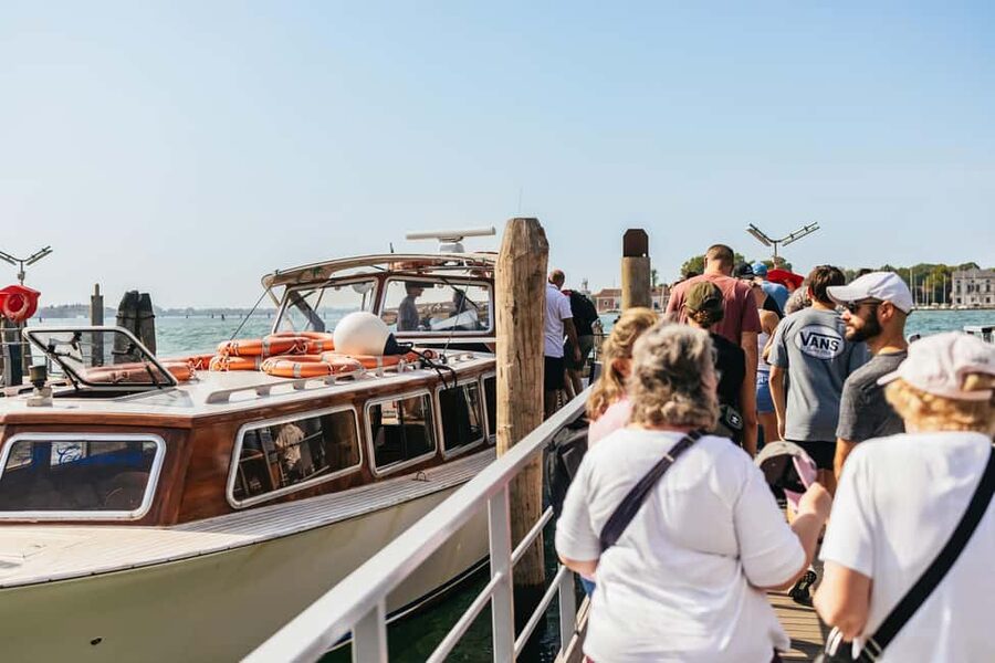 Murano & Burano Guided Tour by Private Boat with Glassmaking - Who should book this experience?