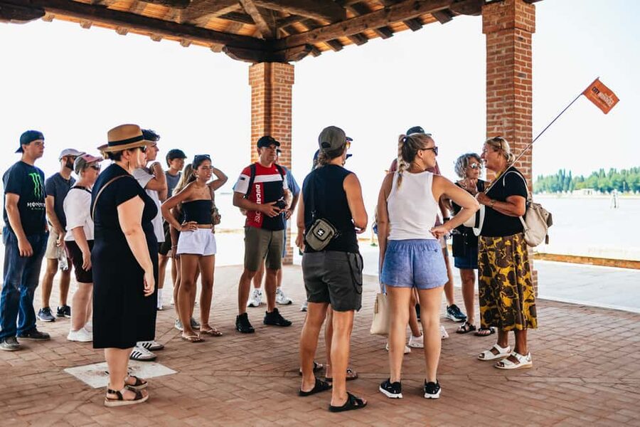 Murano & Burano Guided Tour by Private Boat with Glassmaking - Murano: watching glass become art