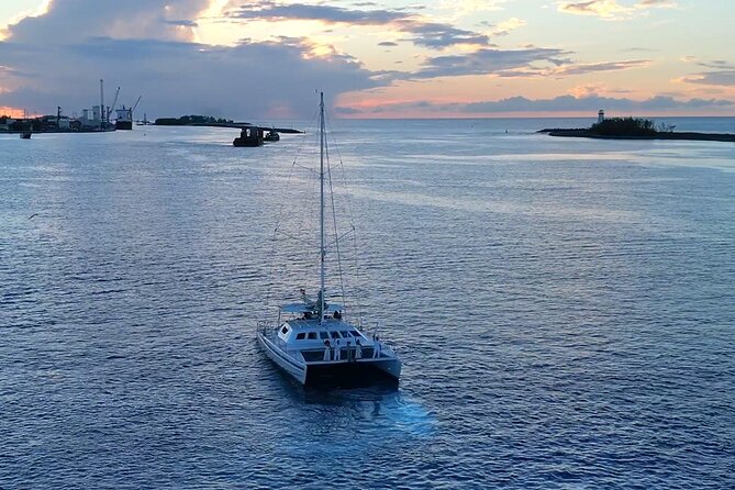 Nassau: Sunset Dinner Cruise - Drinks, music, and a friendly crew