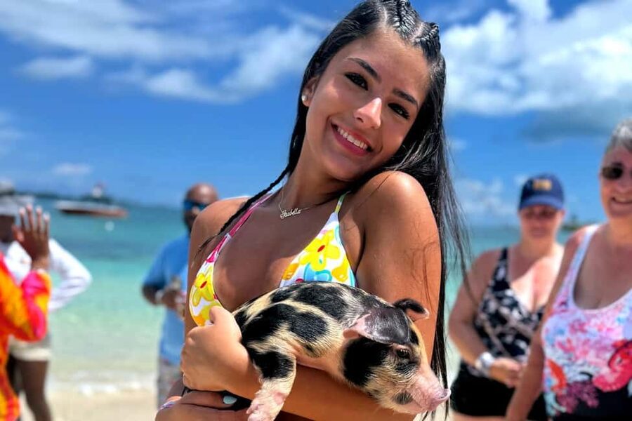 Nassau: Swimming Pigs, Snorkeling, Lunch, & Beach Boat Tour - Meeting the Swimming Pigs at Athol Island