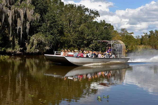 New Orleans Airboat Ride - Choosing Between the 15-Passenger and Small Airboats