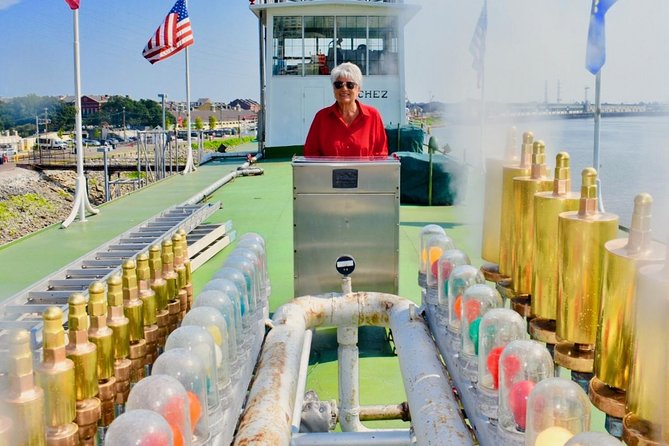 New Orleans Steamboat Natchez Jazz Cruise - Choosing the Southern-style buffet