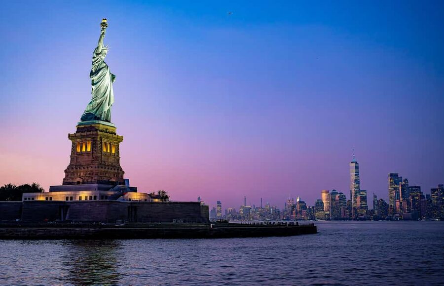New York City: Gourmet Dinner Cruise with Live Music - Live music, dancing, and the social mood