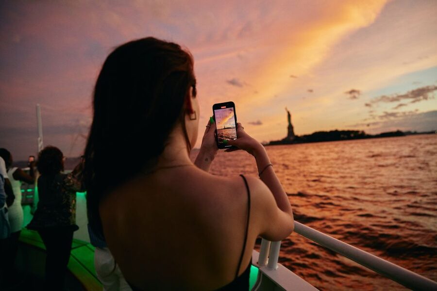 New York City: Gourmet Dinner Cruise with Live Music - Regular or VIP: which should you choose?