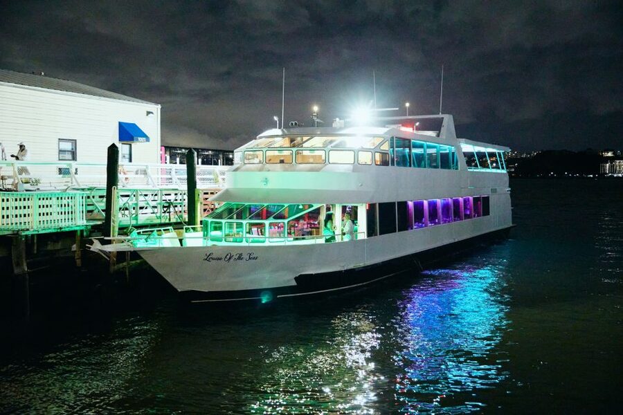 New York City: Gourmet Dinner Cruise with Live Music - Dietary needs, celebrations, and service