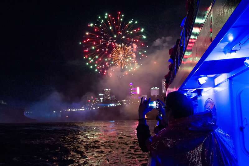 Niagara Falls, Canada: Evening Fireworks Cruise - Getting from the Main Ticket Plaza to the river