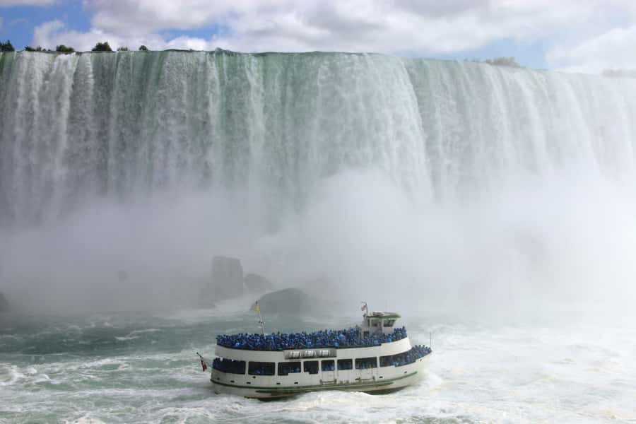 Niagara Falls, USA: Guided Tour with Maid of the Mist Cruise - Walking through Niagara Falls State Park