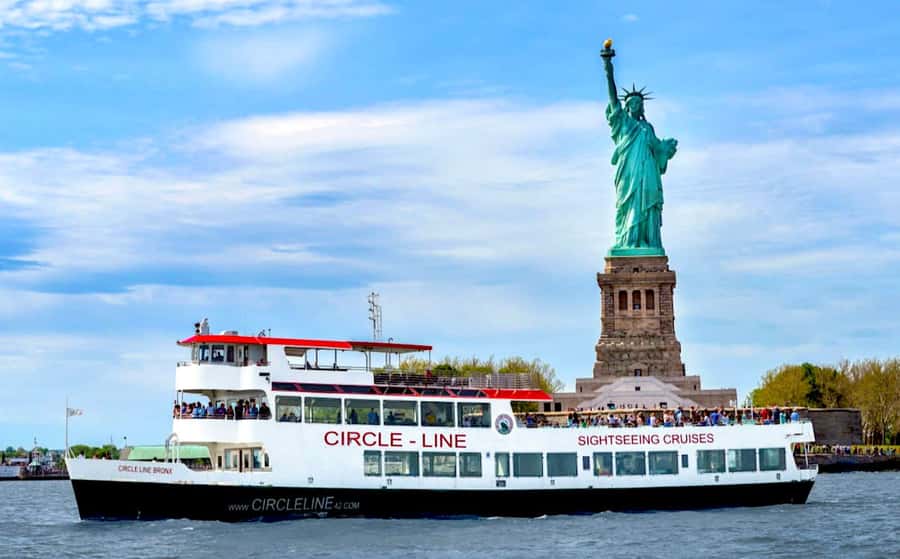 NYC: Circle Line 1-Hr Statue of Liberty Skip-The-Line Cruise - From Midtown towers to the Lower Manhattan skyline