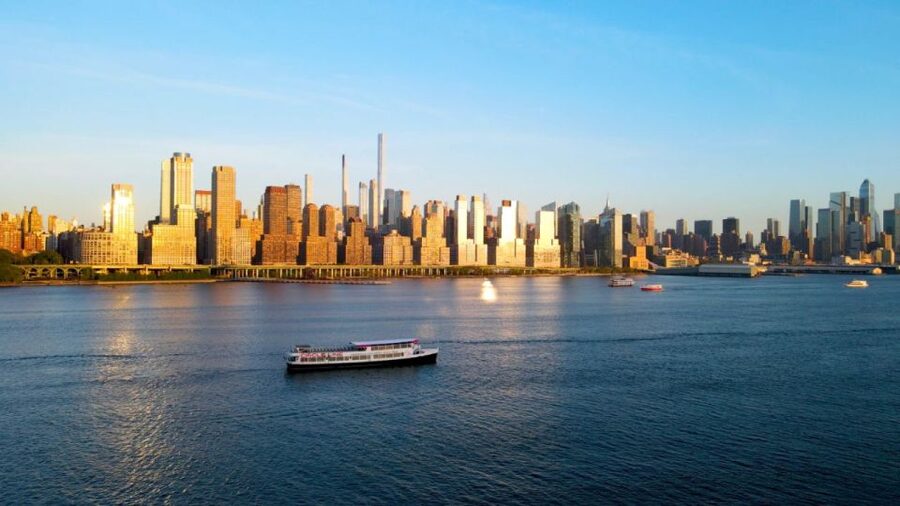 NYC: Circle Line 2h Harbor Lights Cruise Skip-The-Box-Office - Ellis Island and the approach to Lady Liberty