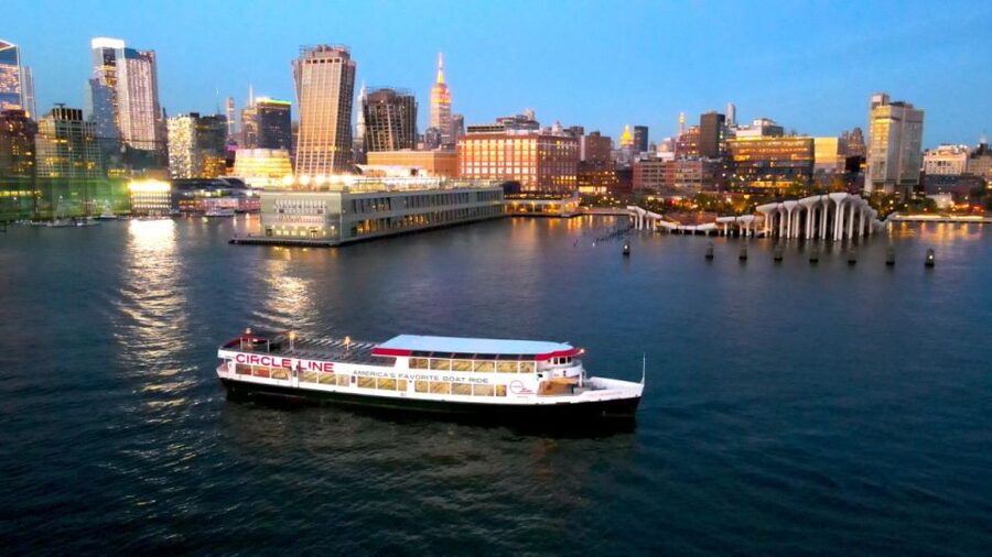 NYC: Circle Line 2h Harbor Lights Cruise Skip-The-Box-Office - The guides make the difference