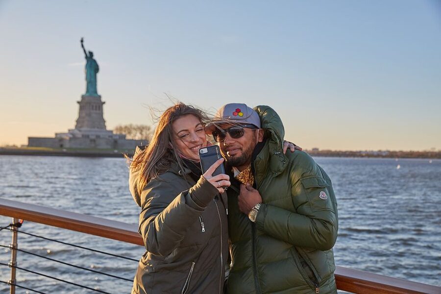 NYC: Holiday Yacht Cruise with Jazz, Cocoa & Carols - Boarding at Chelsea Piers and settling into the yacht