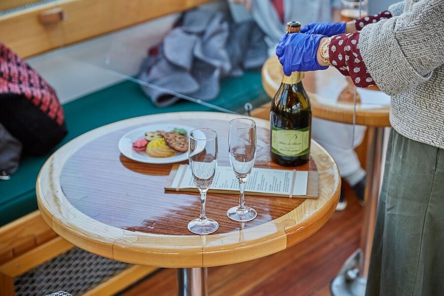 NYC: Holiday Yacht Cruise with Jazz, Cocoa & Carols - How the seating and service affect the evening