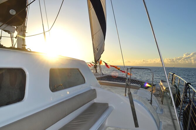 Oahu's Waikiki Coast: Moana’s Sunset Cocktail Sail - Practical comfort tips for the boat