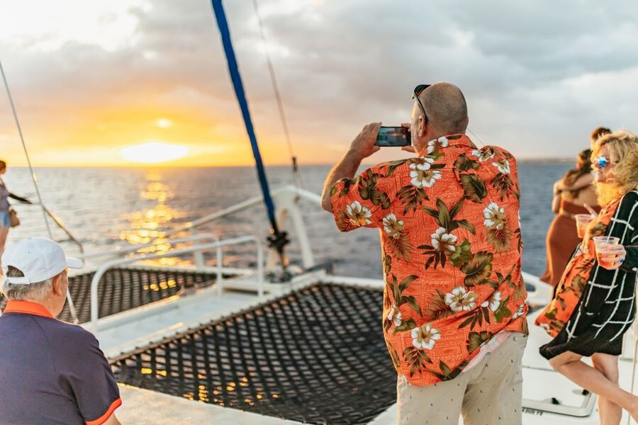 Oahu: Waikiki Sunset Catamaran Cocktail Cruise - The first minutes on the Waikīkī coast