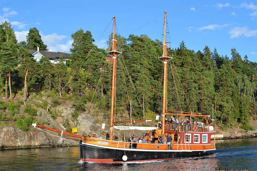 Oslo: Fjord Mini Cruise by Wooden Sailing Ship - Rådhusbrygge 3: An easy start beside City Hall