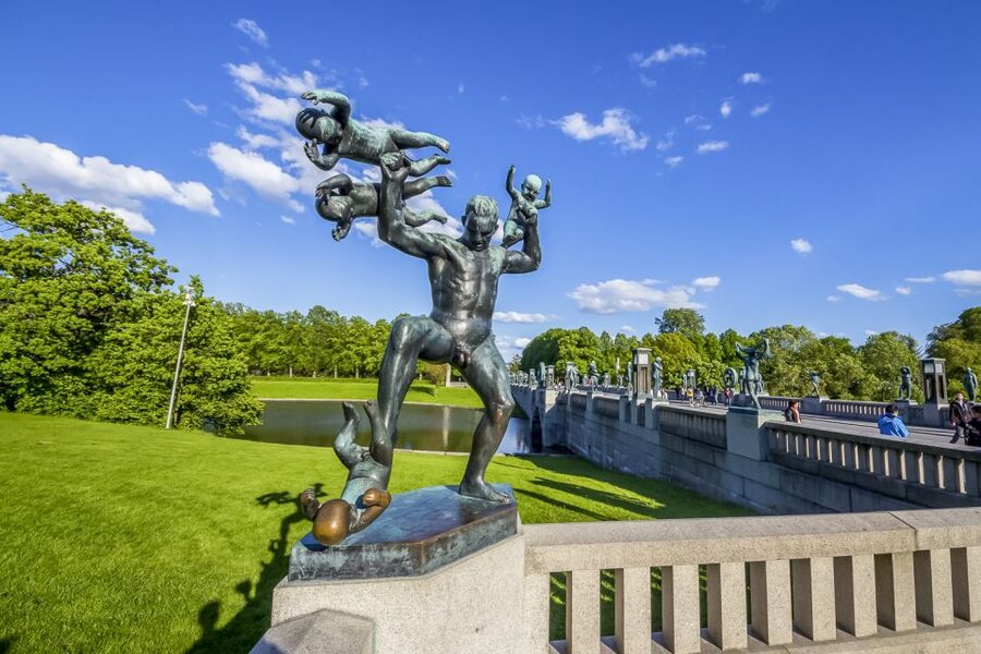 Oslo: Grand City Sightseeing Tour by Bus with Fjord Cruise - Starting downtown at Haakon VIIs gate