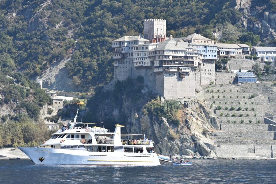 Ouranoupoli: Mount Athos Peninsula Sightseeing Cruise - The first stretch along the Mount Athos coast