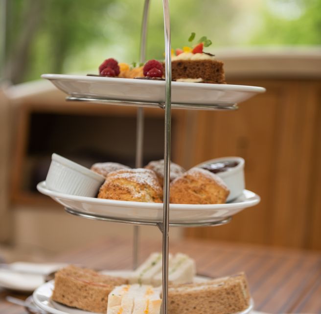 Oxford: Sightseeing River Cruise with Afternoon Tea - Rowers, punts, and the University Regatta course