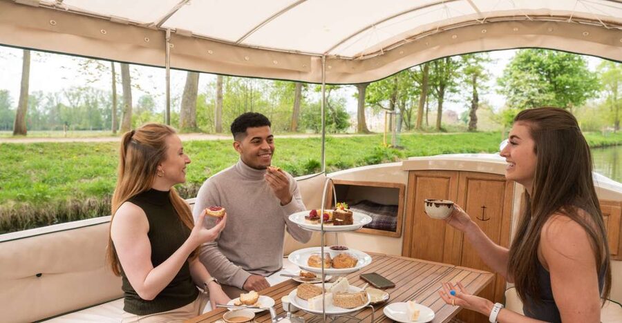 Oxford: Sightseeing River Cruise with Afternoon Tea - Water meadows, willow trees, and a quieter Oxford