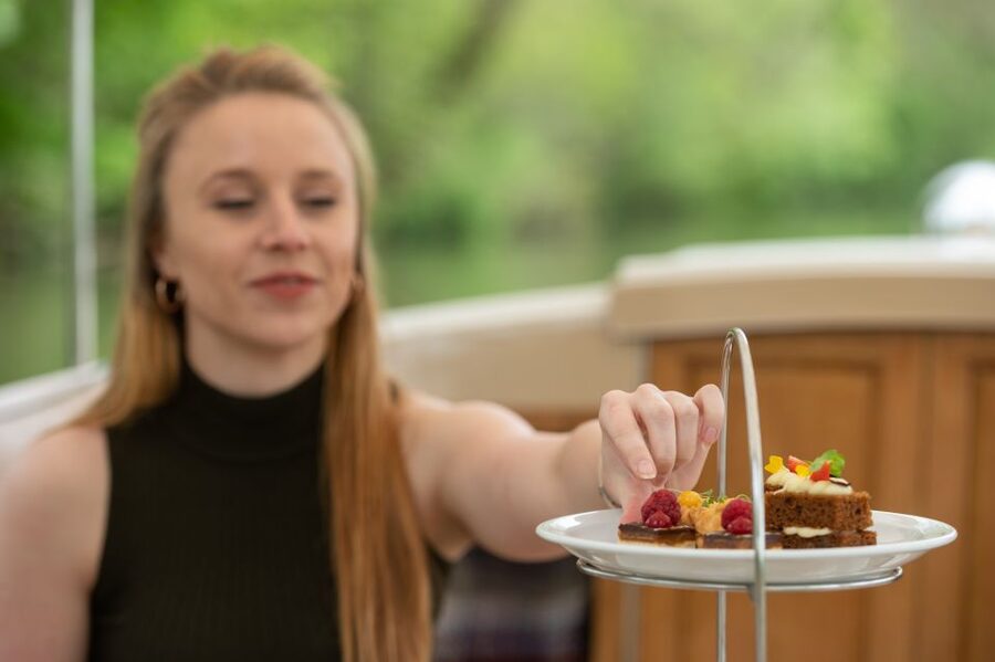 Oxford: Sightseeing River Cruise with Afternoon Tea - Rose Island and the Lewis Carroll connection