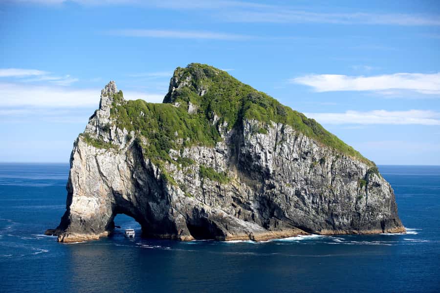 Paihia/Russell: Hole in the Rock, Dolphins & Island Cruise - Cruising through the 144 islands