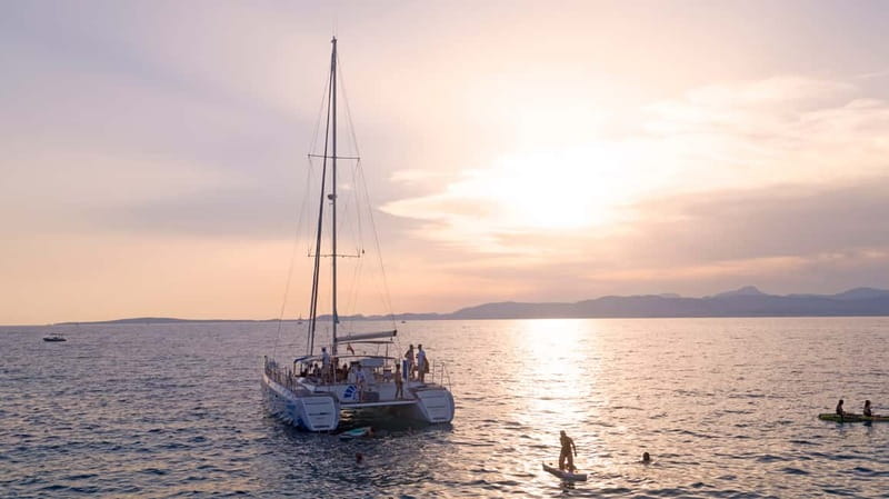 Palma de Mallorca: Deluxe Catamaran Sailing Tour with Meal - Key points at a glance