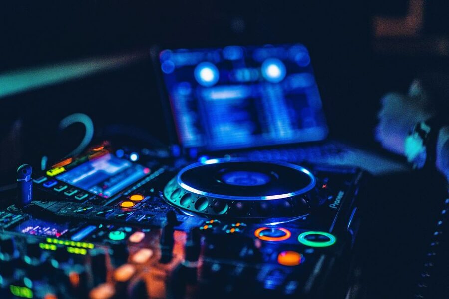 Palma de Mallorca: Night Boat Party with Live DJ - What the DJ plays during the 2.5 hours