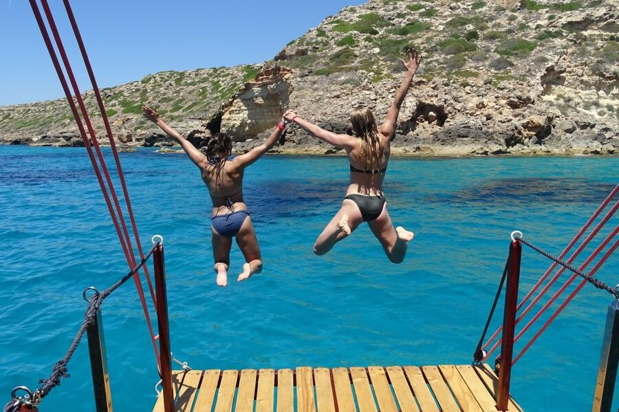 Palma de Mallorca: Palma Bay Boat Tour with Snorkeling - Palma Cathedral and the opening cruise