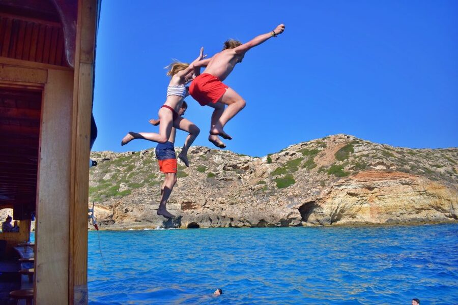 Palma de Mallorca: Palma Bay Boat Tour with Snorkeling - Pizza, drinks, and lunch on board