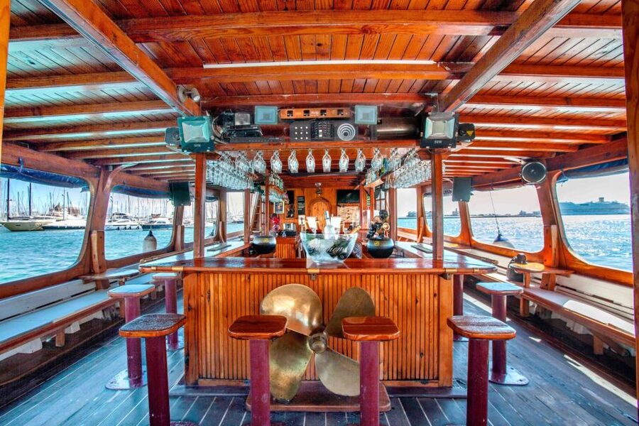 Palma de Mallorca: Palma Bay Boat Tour with Snorkeling - DJ sets, guitar, and the party mood