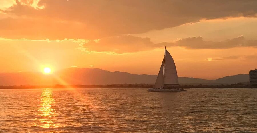 Palma de Mallorca: Sunset Sailing Catamaran Trip with Drink - The first views across the Bay of Palma