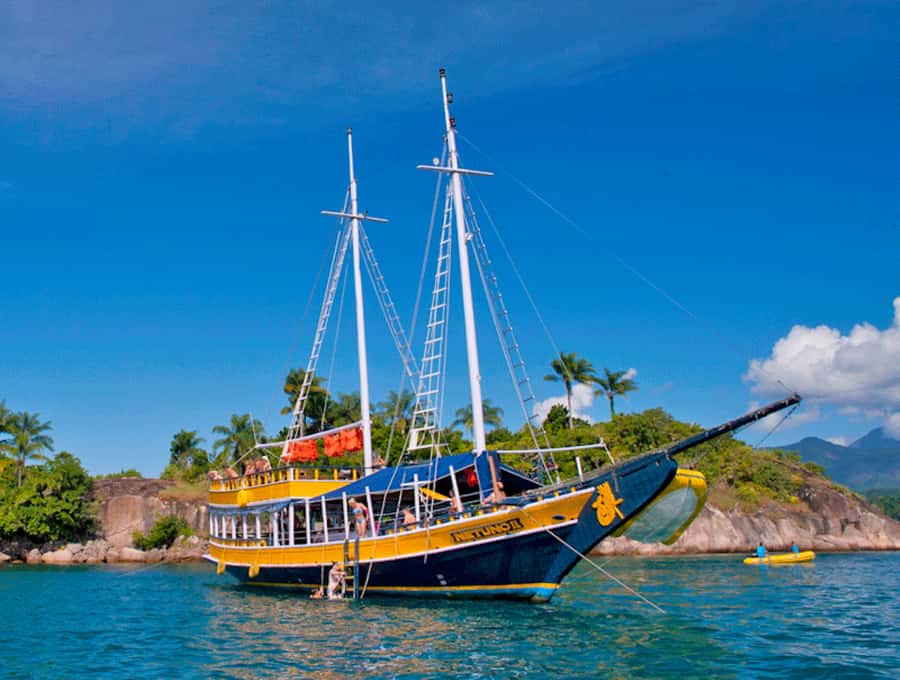 Paraty Bay: Islands & Beaches Boat Tour with Snorkeling - Four stops for swimming and island views