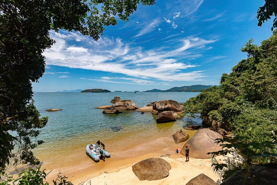 Paraty Bay: Islands & Beaches Boat Tour with Snorkeling - Paddleboards, kayaks, and floaties