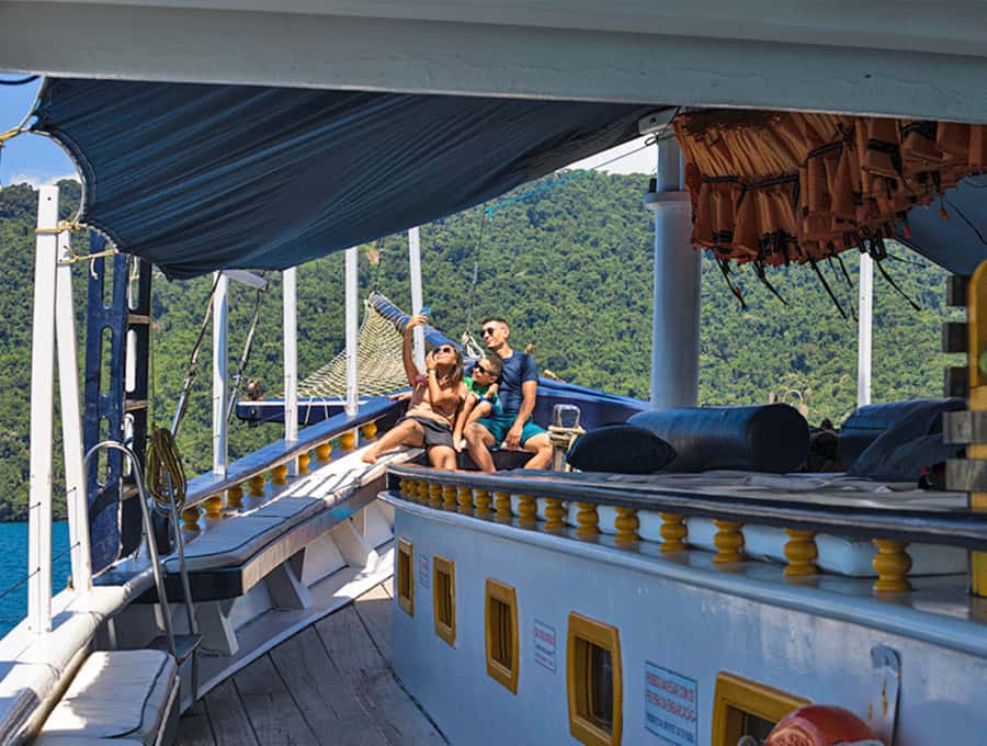 Paraty Bay: Islands & Beaches Boat Tour with Snorkeling - Cruising through Paraty Bay