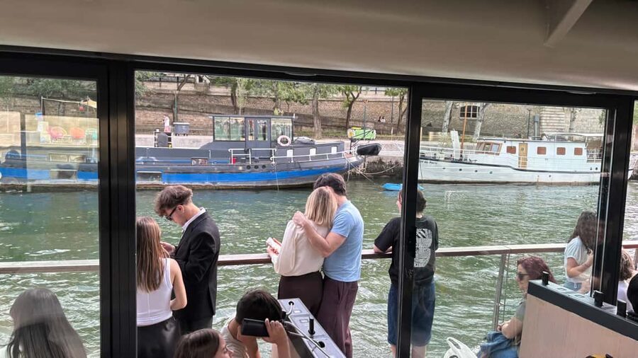 Paris: 1-Hour Seine Cruise departing from the Eiffel Tower - What the one-hour boat ride feels like