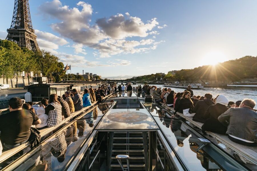 Paris: 1-Hour Sightseeing Cruise and 3-Course Bistro Dinner - Key things to know before you book