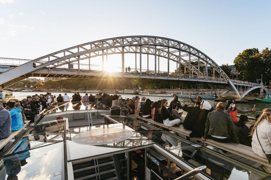 Paris: 1-Hour Sightseeing Cruise and 3-Course Bistro Dinner - What dinner is really like at Bistro Parisien
