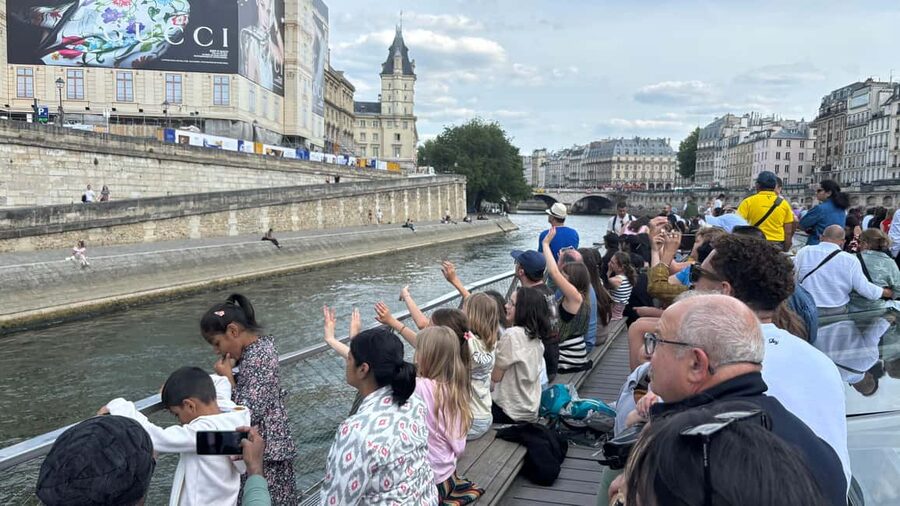 Paris: 1-Hour Sightseeing Cruise and 3-Course Bistro Dinner - Timing your evening for the best light