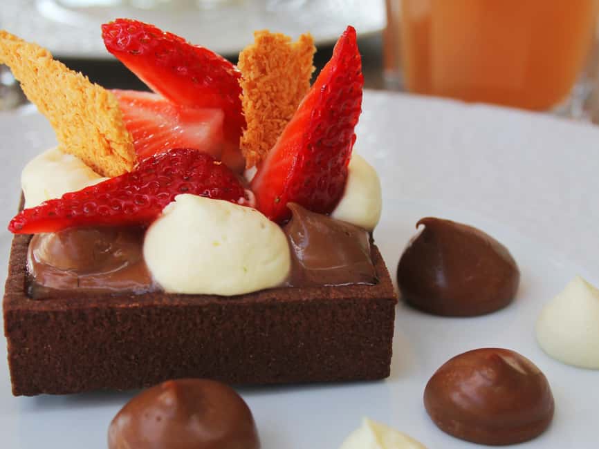 Paris: 1-Hour Sightseeing Cruise and 3-Course Bistro Dinner - Arriving at the Eiffel Tower bistro